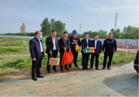 駐馬店市黃淮建設(shè)工程有限公司到各在建項(xiàng)目進(jìn)行節(jié)日慰問(wèn)269.png 駐馬店市黃淮建設(shè)工程有限公司到各在建項(xiàng)目進(jìn)行節(jié)日慰問(wèn)269.png