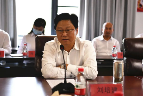 集團新招錄員工到礦山接受實踐鍛煉歡迎儀式新聞稿251.png 集團新招錄員工到礦山接受實踐鍛煉歡迎儀式新聞稿251.png