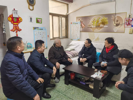 黨建引領(lǐng)聚合力 走訪慰問暖人心—產(chǎn)業(yè)集團開展春節(jié)走訪慰問老黨員活動48.png