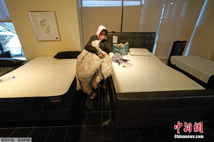 當(dāng)?shù)貢r(shí)間2月17日，美國(guó)得州的一家畫(huà)廊兼家具店內(nèi)，大批民眾來(lái)此避寒取暖，其中不乏一些人帶著被子來(lái)過(guò)夜。美國(guó)近日遭遇極寒天氣侵襲，多地氣溫創(chuàng)近年新低，其中得州災(zāi)情最嚴(yán)重，暴風(fēng)雪導(dǎo)致電網(wǎng)在酷寒中癱瘓，約400萬(wàn)居民家中長(zhǎng)時(shí)間停電。美國(guó)國(guó)家氣象局表示，得州休斯敦等地的氣溫甚至比靠近北極圈的阿拉斯加還要低。