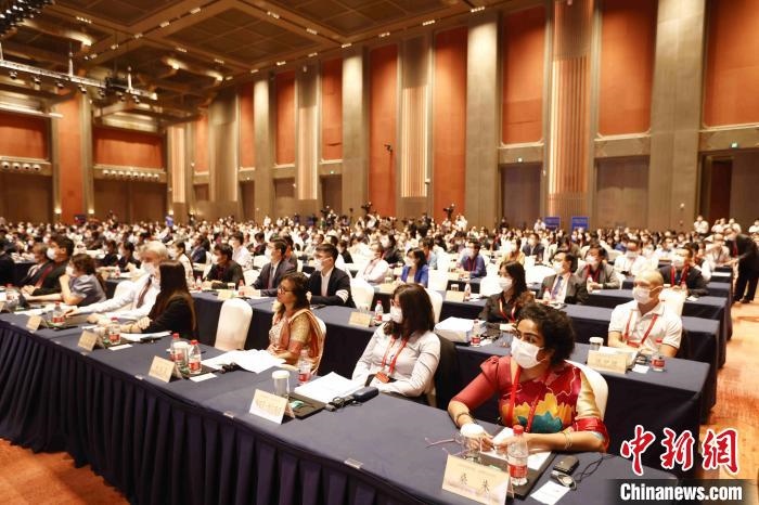 500余名專家學(xué)者、嘉賓代表以線上線下方式參加開(kāi)幕式。　盛佳鵬 攝