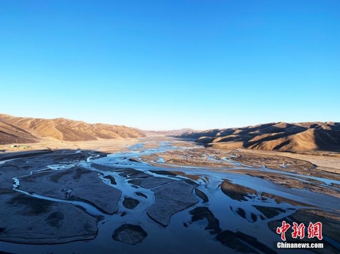 果洛州達(dá)日縣境內(nèi)的黃河。青海省果洛州地處三江源腹地，黃河在果洛境內(nèi)蜿蜒760公里，是“中華水塔”的重要組成部分和國家重要的生態(tài)安全屏障。<a target='_blank' href='http://www.chinanews.com/'>中新社</a>記者 孫睿 攝