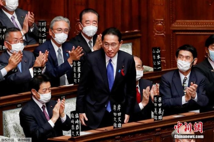 當(dāng)?shù)貢r(shí)間10月4日，日本自民黨總裁岸田文雄經(jīng)過(guò)眾院全體會(huì)議的首相指名選舉成為第100任首相。圖為岸田文雄（中）起身致謝。