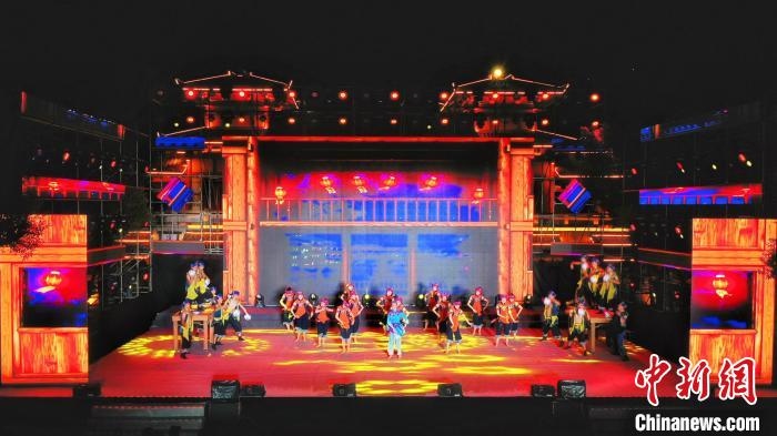 2021昭君文化旅游活動專場晚會現(xiàn)場?！≈苄橇?攝