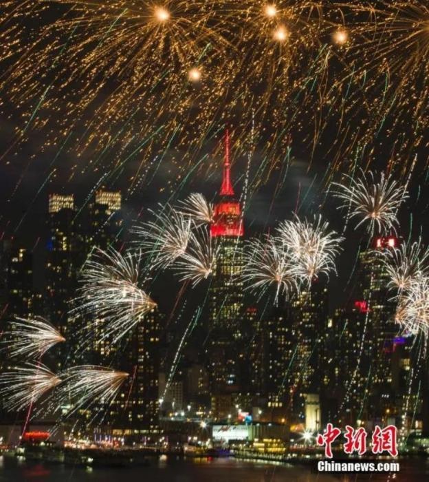 　　2018年，中國(guó)駐紐約總領(lǐng)事館前的哈德遜河上空燃放起焰火，慶祝中國(guó)狗年春節(jié)。
