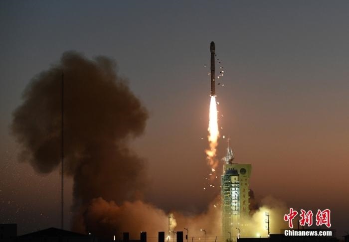11月23日7時45分，中國在酒泉衛(wèi)星發(fā)射中心用長征四號丙運(yùn)載火箭，成功將高分三號02星發(fā)射升空。<a target='_blank' href='/'>中新社</a>發(fā) 汪江波 攝 　