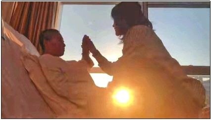 每天早上媽媽醒來后，母女倆都會迎著晨曦握手、擊掌?！∫曨l截圖