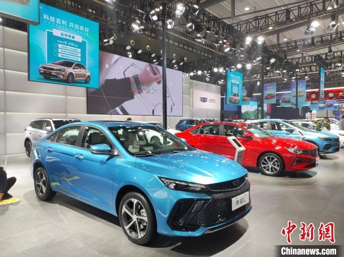 長沙國際車展上展出的汽車?！√菩∏?攝