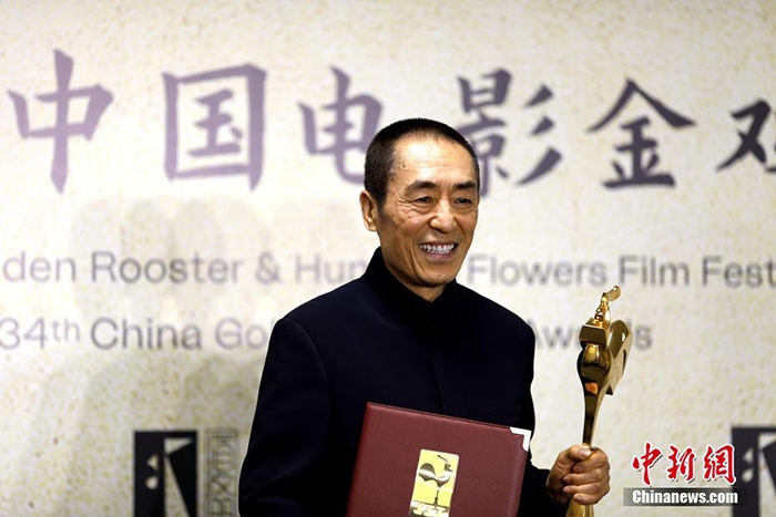 12月30日晚，第34屆中國電影金雞獎頒獎典禮在福建省廈門市舉行。張藝謀以執(zhí)導(dǎo)《懸崖之上》榮膺最佳導(dǎo)演獎。 <a target='_blank' href='/'>中新社</a>記者 呂明 攝