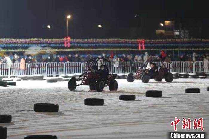 來(lái)吧，一起體驗(yàn)雪地越野車(chē)的刺激吧?！∮诤Ｑ?攝