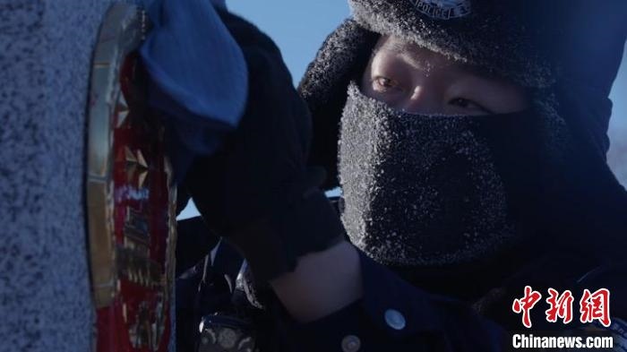 圖為恩和哈達(dá)邊境派出所的9名民警踏雪巡邊?！⒕S明 攝