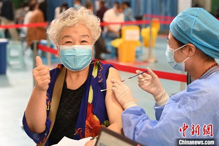 8月27日，內蒙古自治區(qū)呼和浩特市的一位老年人接種新冠病毒疫苗。當天，中國國家衛(wèi)生健康委員會發(fā)布消息，截至2021年8月26日，中國31個省(自治區(qū)、直轄市)和新疆生產(chǎn)建設兵團累計報告接種新冠病毒疫苗200391.4萬劑次。 <a target='_blank' href='/'>中新社</a>記者 劉文華 攝