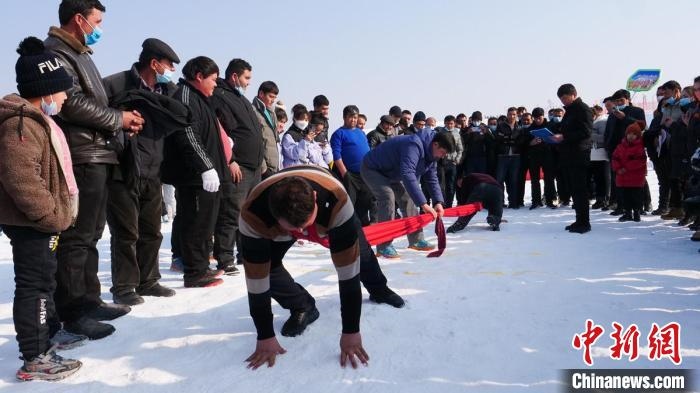 在雪地上舉行的少數(shù)民族傳統(tǒng)體育項(xiàng)目押加?！“统h融媒體中心供圖