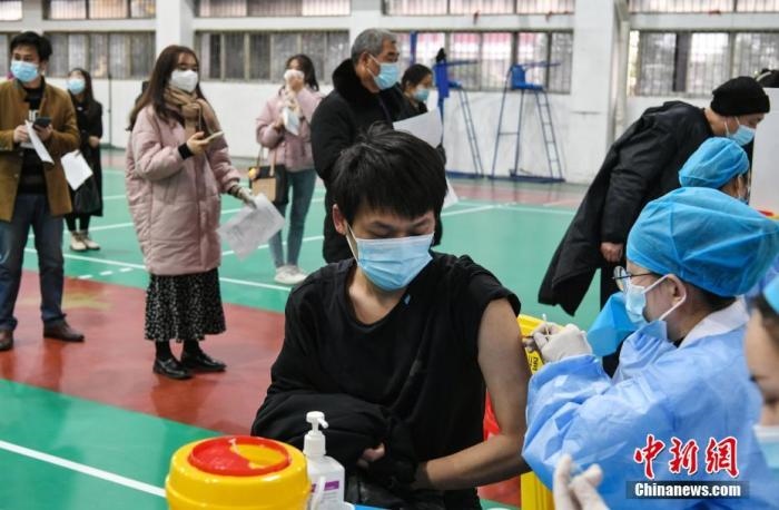 資料圖：安徽農業(yè)大學學生在校園新冠疫苗接種點接種疫苗。 <a target='_blank' href='/'>中新社</a>記者 韓蘇原 攝