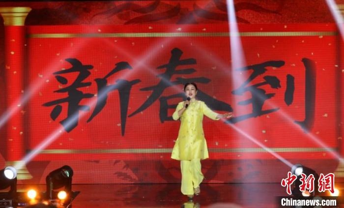 朱明瑛演唱《新春到》?！”本┟裾块T(mén)供圖