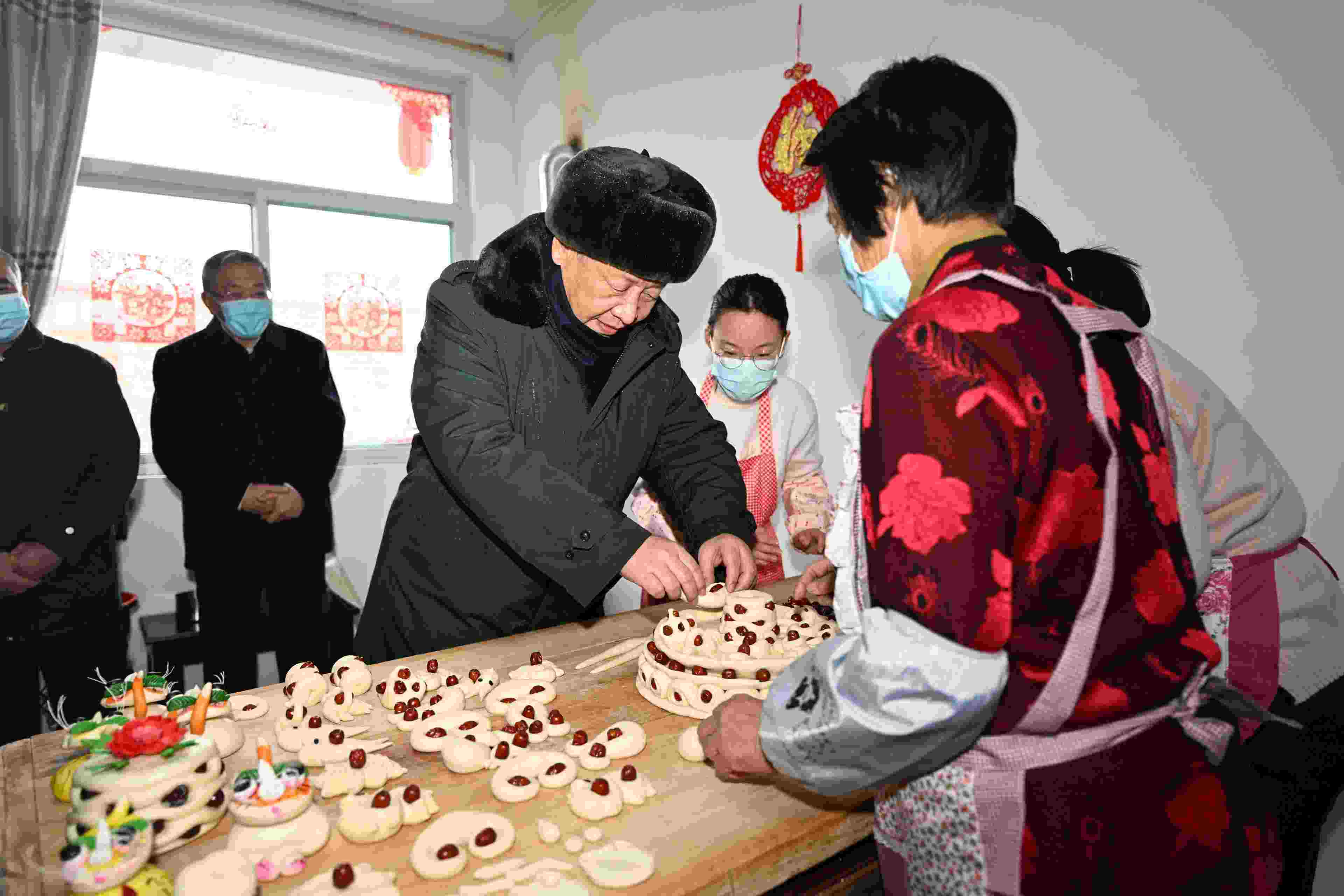 △2022年1月26日，中共中央總書記、國(guó)家主席、中央軍委主席習(xí)近平在臨汾市霍州市師莊鄉(xiāng)馮南垣村，同師紅兵一家做年饃。