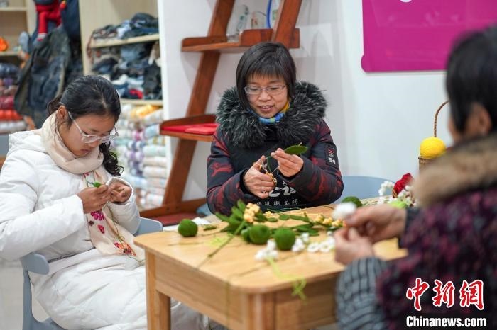 文創(chuàng)工作室的姐妹們正在鉤織月桂葉片?！」帕捡x 攝