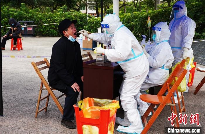 圖為德保縣組織民眾接受核酸檢測(cè)?！〉卤？h融媒體中心供圖