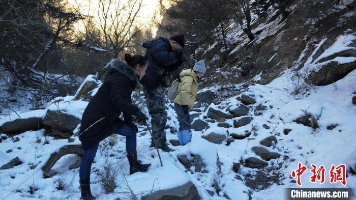圖為工作人員發(fā)現(xiàn)疑似放歸雪豹的痕跡(資料圖)?！?nèi)蒙古賀蘭山國家級(jí)自然保護(hù)區(qū)供圖