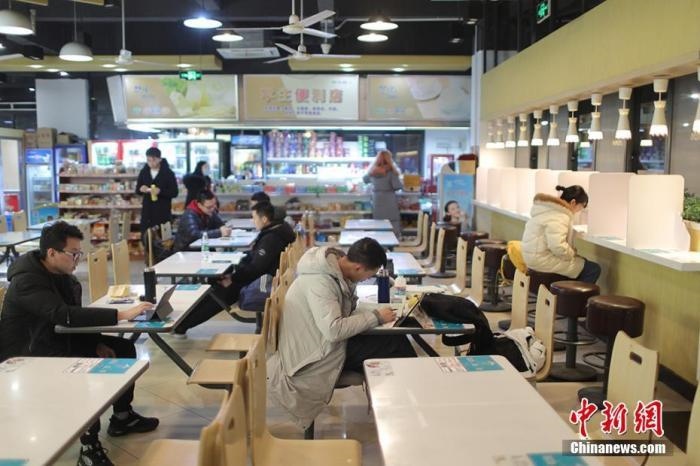 資料圖：考研學生在食堂內(nèi)復習。 泱波 攝