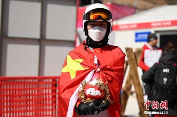 3月6日，中國選手梁景怡在賽后手捧吉祥物。當日，北京2022年冬殘奧會殘奧高山滑雪男子超級大回轉-站姿決賽在國家高山滑雪中心舉行，中國選手梁景怡奪得冠軍。 <a target='_blank' href='/'>中新社</a>記者 劉冉陽 攝 　