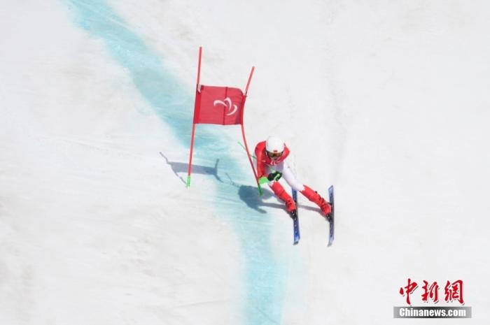 3月6日，中國選手梁景怡在比賽中。當日，北京2022年冬殘奧會殘奧高山滑雪男子超級大回轉-站姿決賽在國家高山滑雪中心舉行，中國選手梁景怡奪得冠軍。 <a target='_blank' href='/'>中新社</a>記者 劉冉陽 攝 　