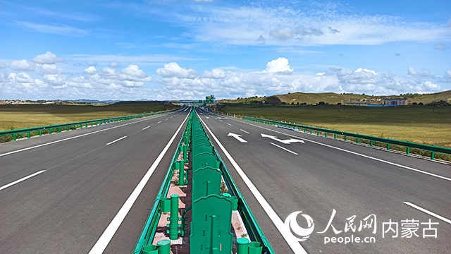 G1611經(jīng)棚至烏蘭布統(tǒng)高速公路項(xiàng)目。人民網(wǎng)記者 趙夢(mèng)月攝