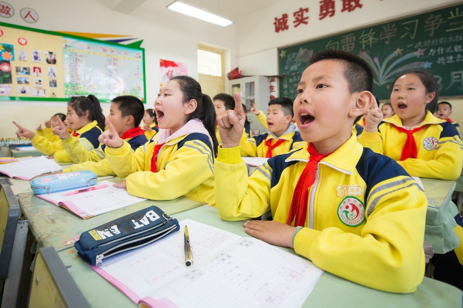 民族路小學(xué)（迎賓校區(qū)），同學(xué)們用手指虛劃筆順掌握字形（1）.jpg