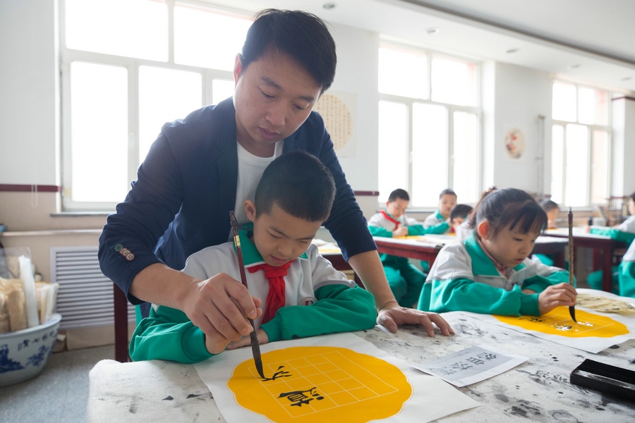 北重一小，書(shū)法老師岳志剛正在指導(dǎo)學(xué)生.jpg