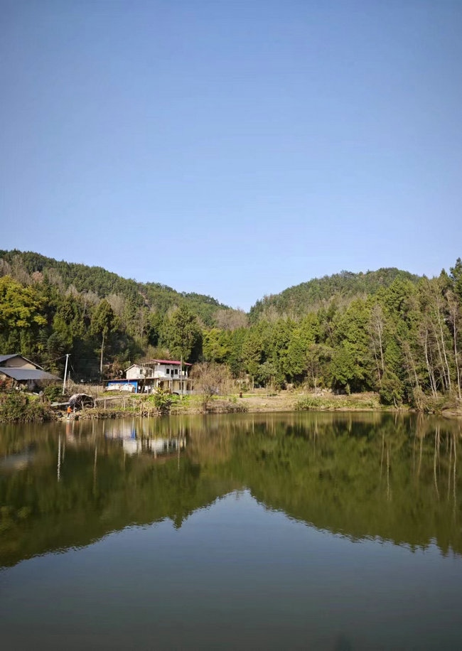 這樣在對(duì)面看，老家也算依山傍水.jpg