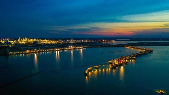 圖為中科煉化自建港口碼頭，30萬噸級原油泊位
