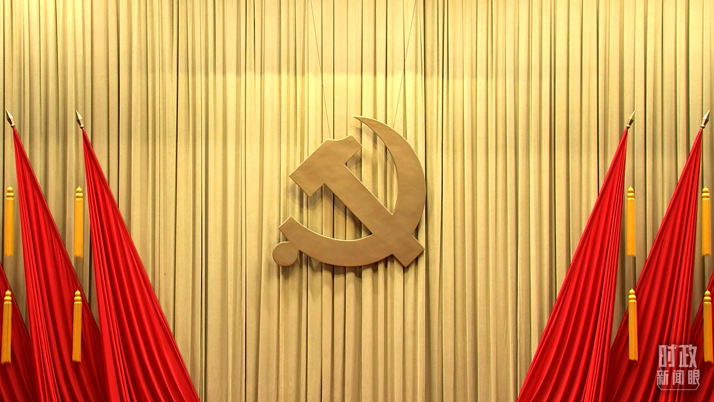 △會場上莊嚴的黨徽。（總臺央視記者郭鴻拍攝）