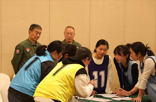 2023年4月4日，參加海軍招飛選拔的學(xué)生在心理選拔環(huán)節(jié)討論發(fā)言，海軍飛行人才心理選拔專家對(duì)參檢學(xué)生進(jìn)行活動(dòng)觀察。
