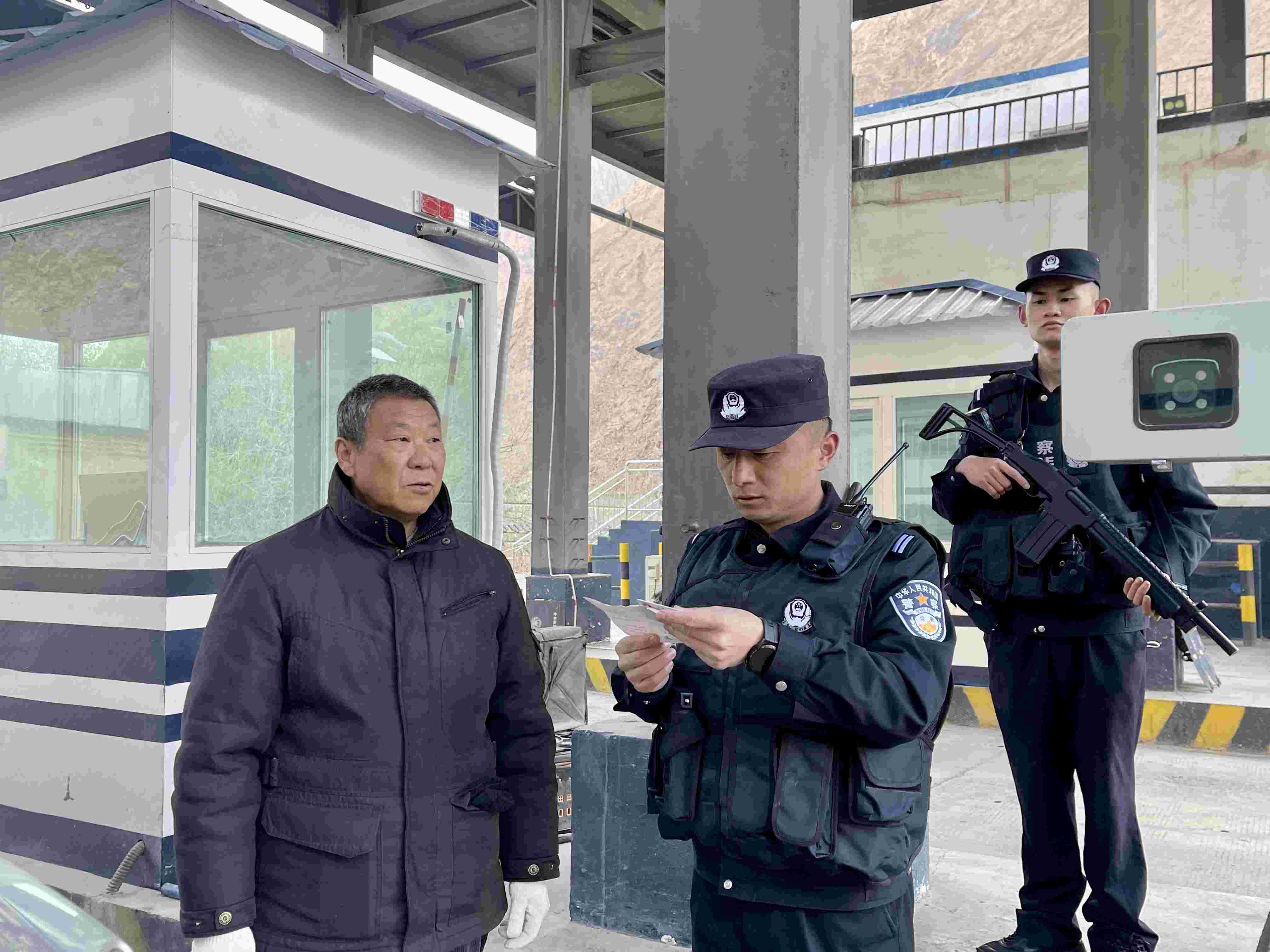 在庫地邊境檢查站，陳暢核對進出邊境管理區(qū)人員信息。人民網(wǎng) 周靜圓攝