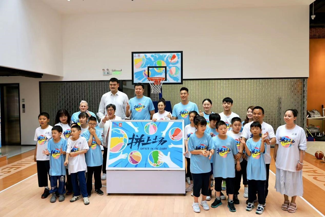 嘉賓與特奧小運動員在活動結(jié)束后合影。人民網(wǎng)記者 郝帥攝