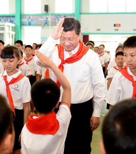 2014年5月30日，習(xí)近平總書(shū)記來(lái)到北京市海淀區(qū)民族小學(xué)，參加慶?！傲弧眹?guó)際兒童節(jié)活動(dòng)。新華社記者 李濤 攝