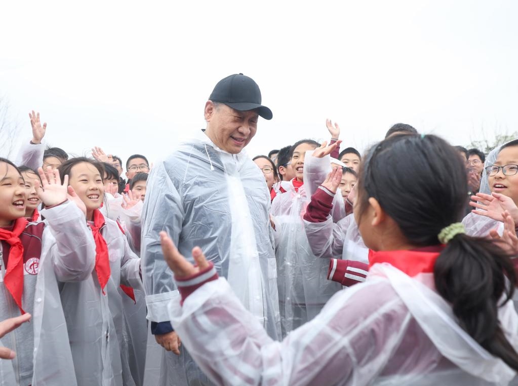 2023年4月4日，黨和國(guó)家領(lǐng)導(dǎo)人參加首都義務(wù)植樹(shù)活動(dòng)。這是植樹(shù)后，習(xí)近平總書(shū)記同在場(chǎng)的中小學(xué)生親切交談。新華社記者 鞠鵬 攝