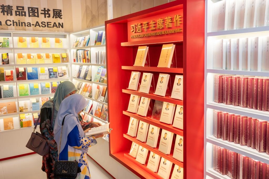 5月30日，兩名讀者在馬來西亞吉隆坡國(guó)際書展中國(guó)主賓國(guó)活動(dòng)現(xiàn)場(chǎng)閱讀習(xí)近平主席著作。新華社記者朱煒攝