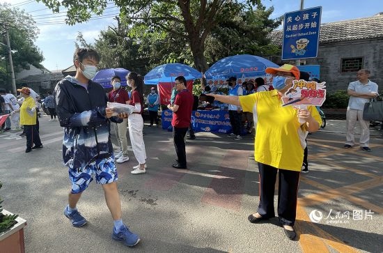6月7日早8點，北京市第五中學(xué)門口考生正在按規(guī)定進(jìn)入考場。人民網(wǎng)記者 池夢蕊攝