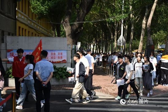 6月7日，在黑龍江省哈爾濱市第三中學(xué)高考考點，考生們有序進(jìn)入考場。人民網(wǎng)記者 蘇靖剛攝