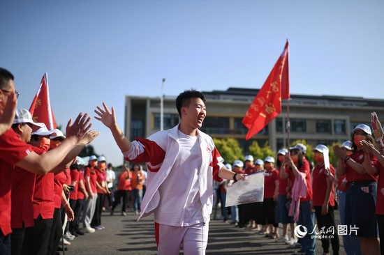 6月7日，在北京市人大附中通州校區(qū)考點，考生與送考老師擊掌加油。人民網(wǎng)記者 翁奇羽攝