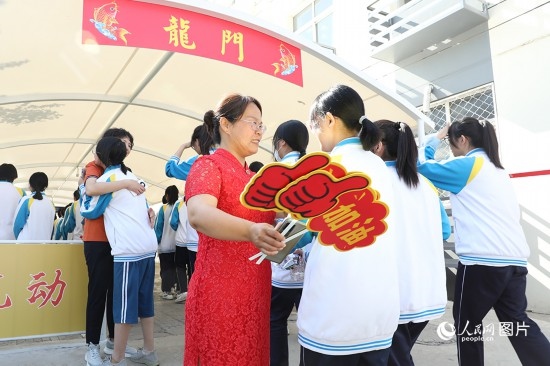 6月7日一早，雄安新區(qū)安新中學(xué)老師在給同學(xué)們加油鼓勁兒。人民網(wǎng) 李兆民攝