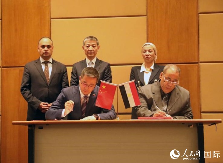 中國(guó)駐埃及使館公使張朝陽(yáng)與埃環(huán)境事務(wù)署工程和項(xiàng)目管理局局長(zhǎng)阿卜杜勒阿齊茲簽署交接證書(shū)。沈小曉攝