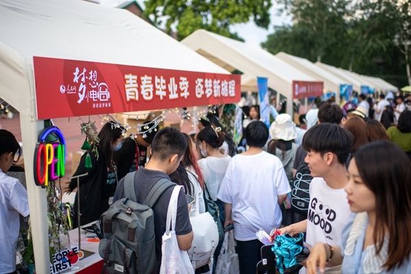 市集現(xiàn)場(chǎng)。人民網(wǎng)記者 翁奇羽攝