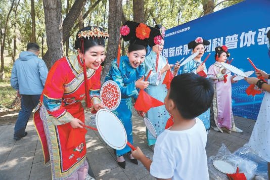 昨天上午，“奮進(jìn)新征程 建功新時(shí)代”2023年懷柔區(qū)第十八屆京韻滿鄉(xiāng)文化旅游節(jié)正式開(kāi)幕，豐富多彩的文化演出吸引大批游客來(lái)此體驗(yàn)別具特色的滿族文化。本報(bào)記者 甘南攝