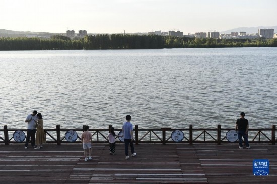 6月23日，游人在三門(mén)峽市黃河公園內(nèi)休閑。