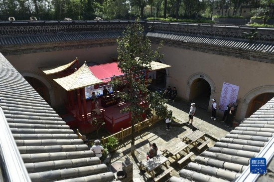 6月23日，游人在三門(mén)峽市陜州地坑院景區(qū)內(nèi)游覽。