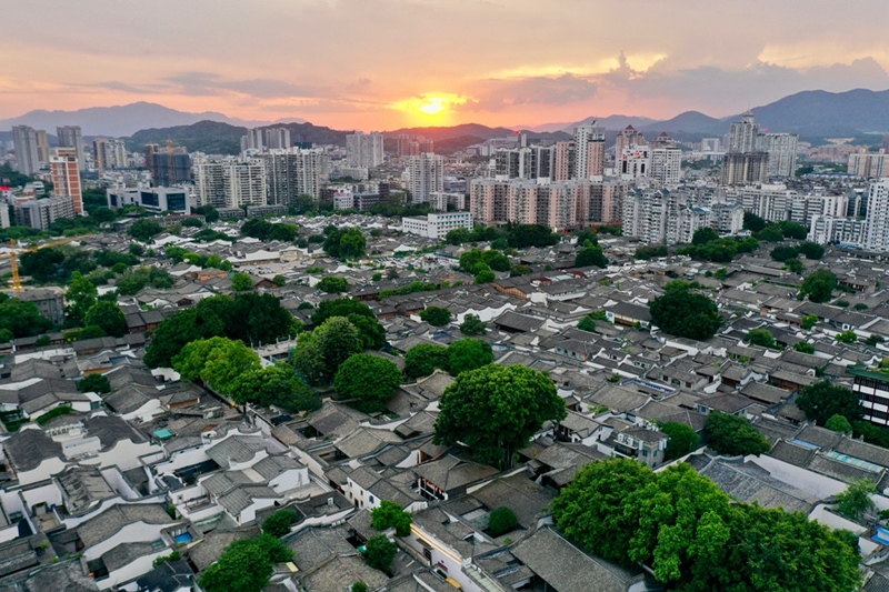 2021年7月10日，夕陽映照下的福州三坊七巷文化歷史街區(qū)。