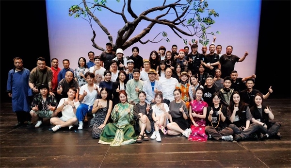《斷金》百場演職人員合影。龍馬社供圖