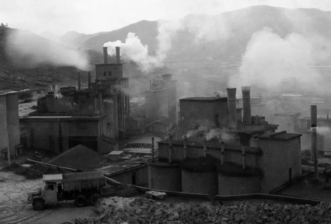 上世紀80年代，余村開礦山、辦水泥廠。（圖源：安吉縣委宣傳部）